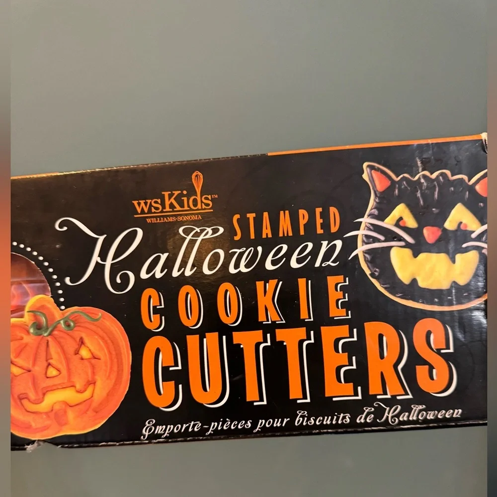 Williams Sonoma Halloween Cookie Cutter Set - cat, Jack o’Latern, Skull, Witch